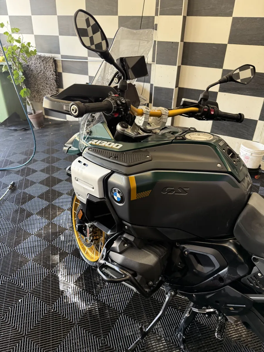 Moto BMW R 1300 GS lavada a mano en el taller