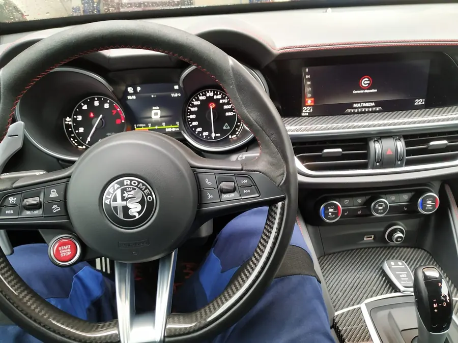 Salpicadero y volante de un Alfa Romeo Quadrifoglio tras la limpieza