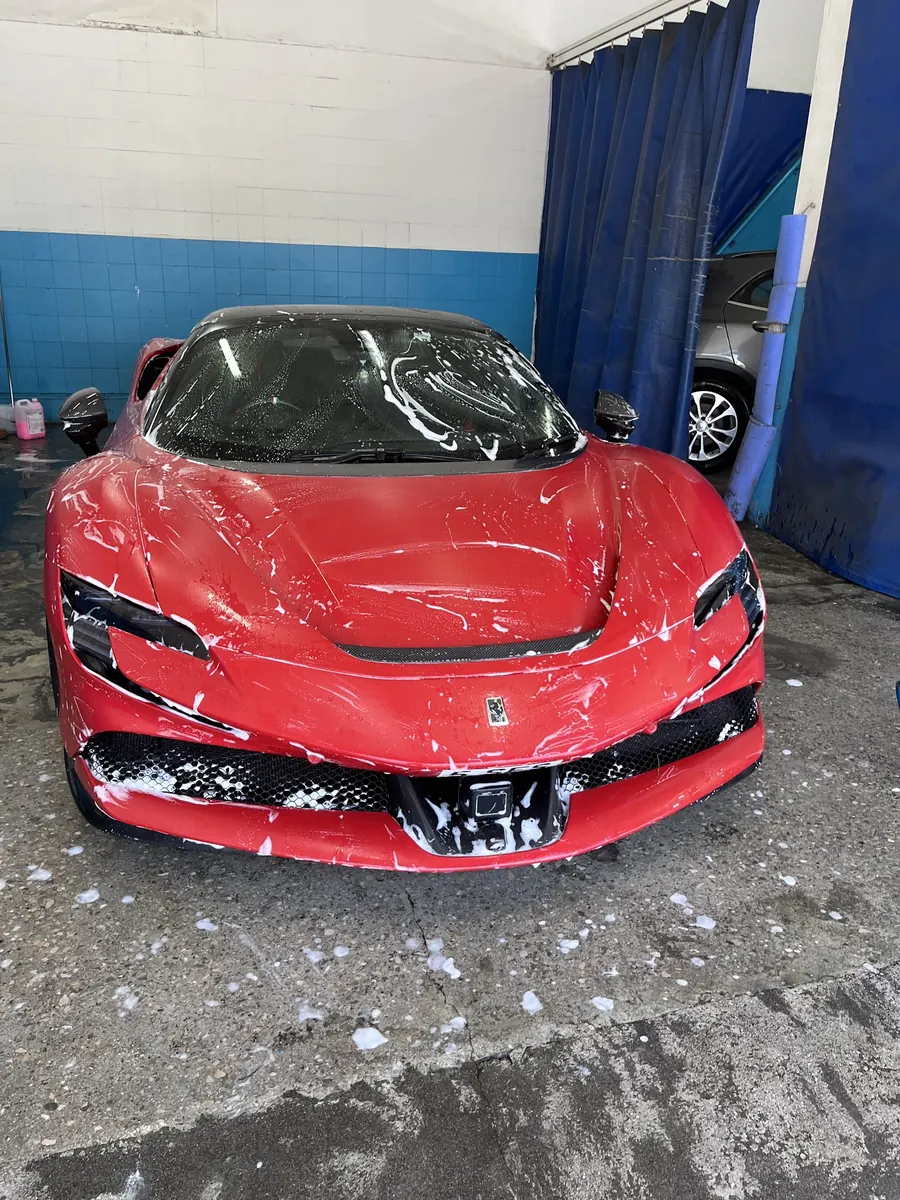 Lavado con espuma activa a un Ferrari SF90