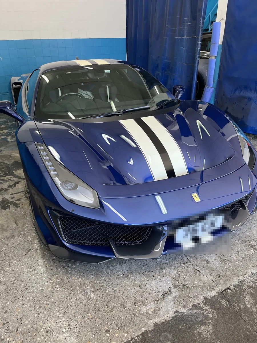 Ferrari 488 Pista azul recién pulido en el taller