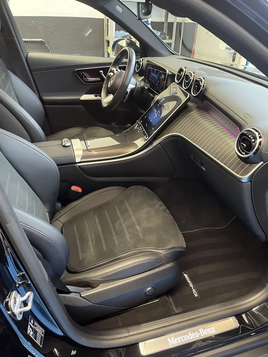 Interior de un Mercedes-AMG tras la limpieza de tapicería