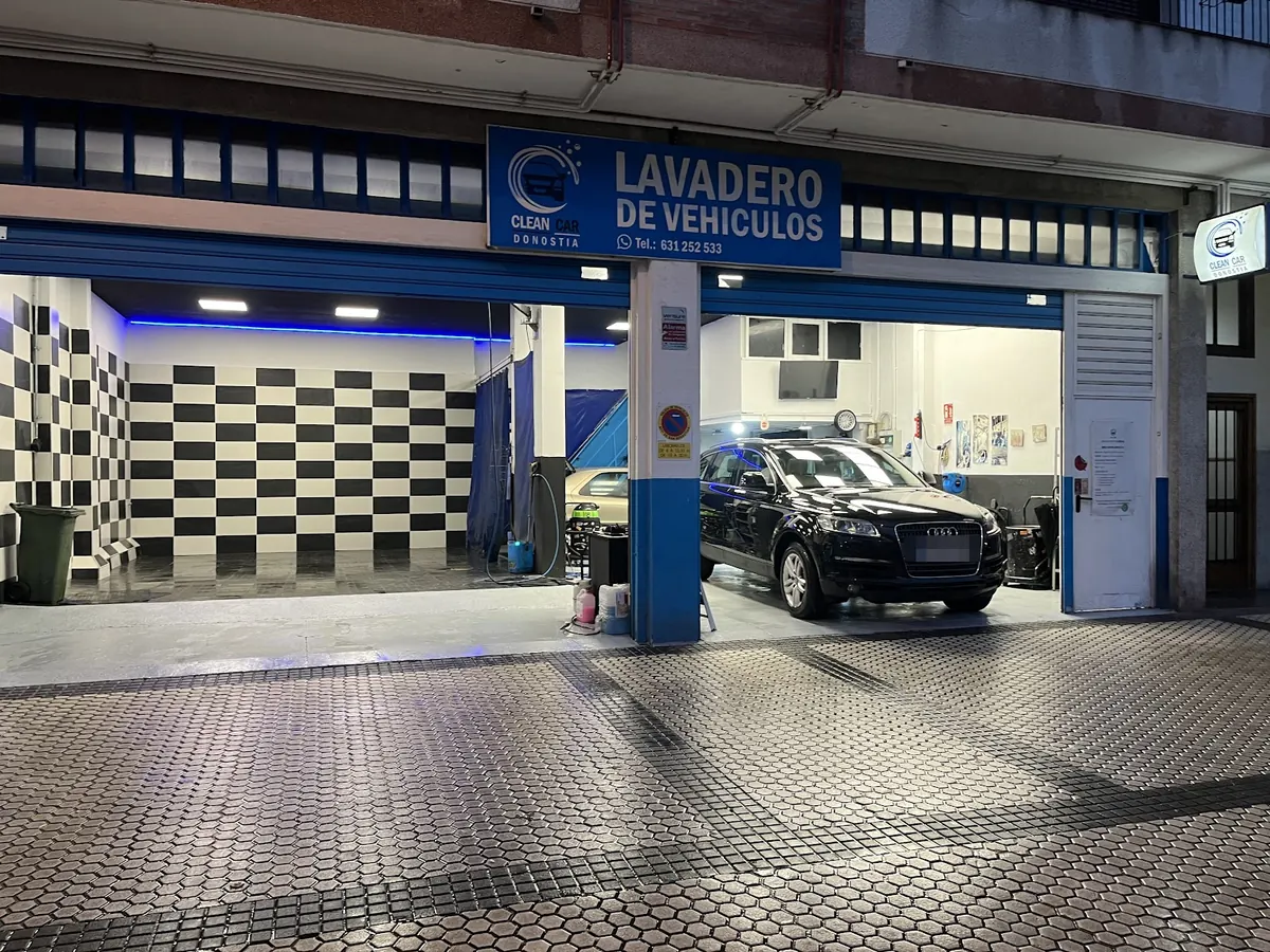 Fachada del taller Clean Car Donostia en Zarautz Kalea 43-45